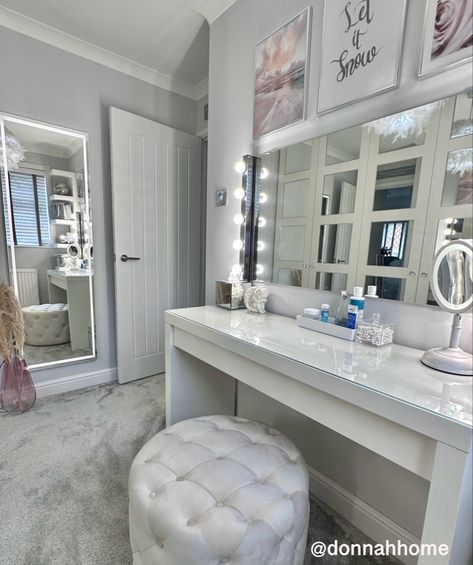 Grey and white modern dressing room with hollywood mirror and ottoman Modern Dressing Room, Silver Room, White Dressing Tables, Gray Vanity, Hollywood Mirror, Bedroom Bliss, Vanity Area, White Vanity, Bedroom Designs