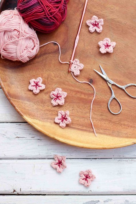 This free crochet flower pattern makes perfect little cherry blossoms, but can be customized to make a variety of flowers for home decor, headbands or even accents for other crocheted pieces. | MakeAndDoCrew.com ☂ᙓᖇᗴᔕᗩ ᖇᙓᔕ☂ᙓᘐᘎᓮ http://www.pinterest.com/teretegui Free Crochet Flower, Crochet Flower Pattern, Crochet Puff Flower, Crochet Flowers Easy, Crochet Flowers Free Pattern, Pola Amigurumi, Cherry Blossom Flowers, Crochet Flower Patterns, Crochet Applique