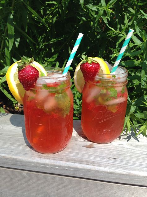 Homemade Strawberry Mint Lemonade Easy Dinner Ideas Vegetarian, Dessert Bread Recipes, Breakfast High Protein, Dinner Ideas Vegetarian, Fruit Mojito, Passion Fruit Mojito, Pretty Alcoholic Drinks, Strawberry Drinks, Lemonade Drinks