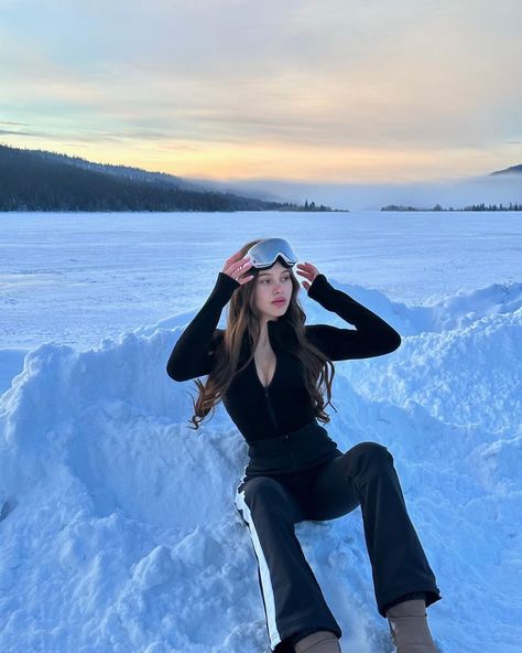 Winter Aquarium Outfit, Winter Pic Ideas, Snow Pictures Instagram, Skiing Fits, Snow Outfits For Women, Road Trip Outfit, Snow Photoshoot, Snowboard Girl, Winter Princess