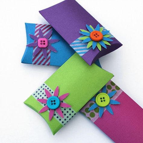 DIY Pillow Boxes Diy Jewelry Cards, Homemade Pillows, Make Your Own Pillow, Pillow Boxes, Box Tutorial, Paper Gift Box, Diy Gift Box, Pillow Box, Wrapping Ideas