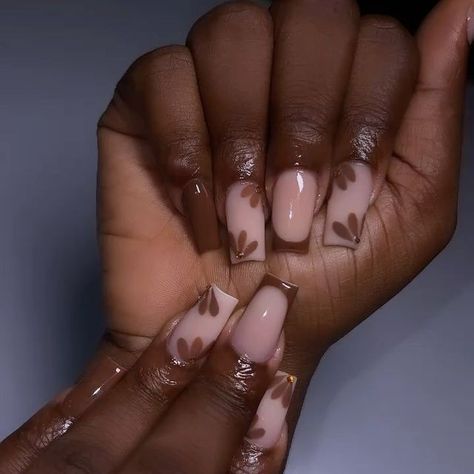 Simple May Nails Short, Brown And Pink Nails Acrylic Short, Acrylic Square Nails Designs Ideas, Short Nails Brown Design, Cute Brown Nails Ideas, Cozy Nail Designs, Nails Acrylic Fall Short, Brown Nails With Flowers, Cute Nails Brown