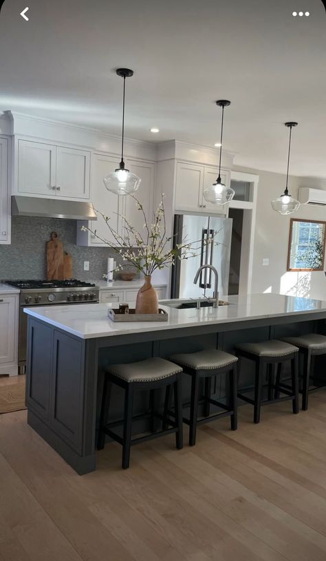 Kitchen Island To Seat 5, Kitchen In Center Of House, White And Black Farmhouse Kitchen, Black Granite Island, White Kitchen With Black Island, Light Kitchen Design, Black Kitchen Island Ideas, Galley Kitchen With Island, Kitchen Contemporary Design