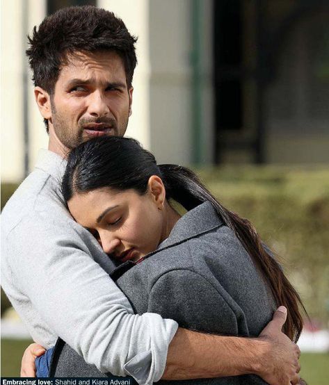 Kabir Singh Wallpapers, Kabir Singh Movie Pics, Hub Wallpaper, Indian Bollywood Actors, Kabir Singh, Bollywood Images, Wallpaper Boho, Mira Rajput, Vijay Actor