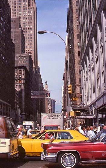 34th Street and 7th Avenue facing North, 1977.   Photo by Laura Knight Retro Places, Laura Knight, Photo New York, Baba Jaga, New York Vintage, Fotografi Vintage, Doodle Ideas, City Vibe, Macbook Wallpaper