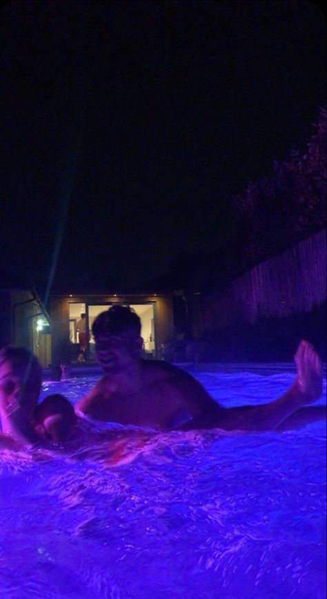 Couples Swimming Pool Night, Beach Aestethic, Night Pool Party, Pool At Night, Bouidor Photography, Couple Goals Teenagers Pictures, Pool Picture, Night Swimming, Artsy Photos