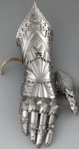 Gothic Armor Fantasy Art, Gothic Plate Armor, Gauntlet Drawing Reference, Silver Gauntlet, Mideavel Aesthetic, Angelic Armor, Medieval Gauntlet, Armour Gloves, Decorative Armor