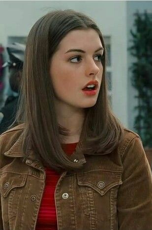 Celebrities With Medium Length Hair, Princess Diaries Haircut, Princess Diaries Hairstyles, Clavicut Hair Straight, Princess Haircuts, Princess Diaries Hair, Anne Hathaway Hair Princess Diaries, Short Hair Princess, Anne Hathaway Princess Diaries