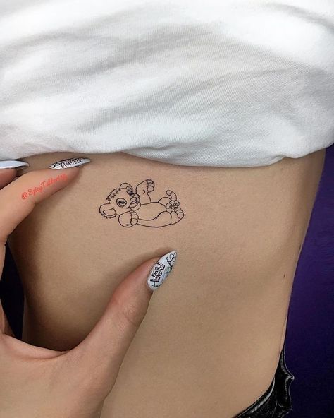 Simba Tattoo, Lion King Tattoo, Petit Tattoo, King Tattoos, Disney Tattoo, Classy Tattoos, Discreet Tattoos, Small Tattoo Designs, Disney Tattoos