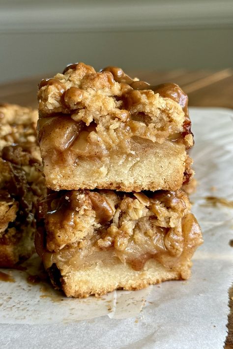 Salted Caramel Sourdough Apple Crumble Bars — Well Made by Kiley Sourdough Shortbread, Sourdough Desserts, Sourdough Apple, Apple Crumble Bars, Caramel Apple Crumble, Cinnamon Water, Homemade Salted Caramel, Oatmeal Cookie Bars, Classic Apple Pie