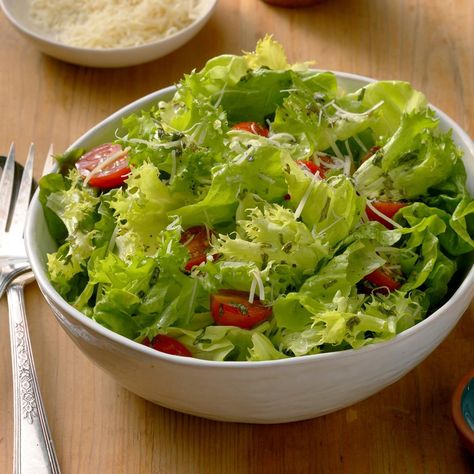 Christmas Salad Recipes, Easy Summer Side Dishes, Basil Vinaigrette, Side Salad Recipes, Salads Recipes, Green Salad Recipes, Salad Mixed Greens, Simple Green Salad, Bacon Salad