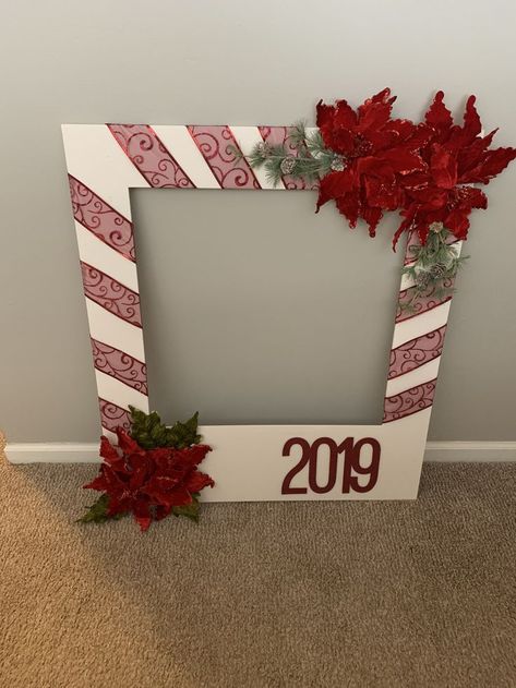 Christmas Frame For Photos, Holiday Photo Frames Diy, Christmas Back Drop Diy, Christmas Selfie Wall Ideas, Christmas Party Picture Backdrop, Christmas Party Decor Ideas Photo Booths, Photo Frame Christmas Ideas, Christmas Photo Wall Ideas, Christmas Party Decor Diy