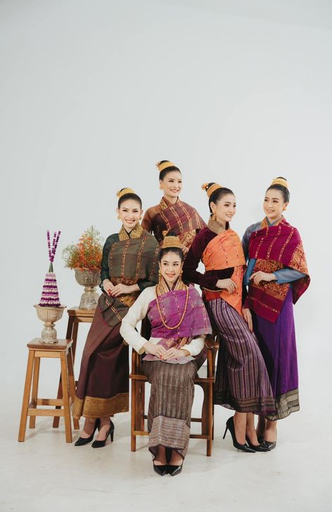 National Costumes Of The World, Lao Dress, Laos Wedding, Laos Clothing, Thai Dresses, Ethnic Clothes, Burmese Clothing, Thai Costume, Yearbook Ideas