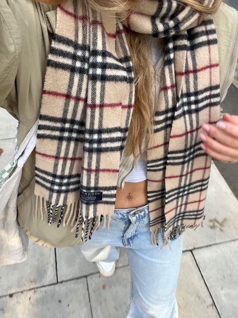 Outfit With Burberry Scarf, Preppy Scarf Outfit, Burbury Scarves Outfit, Burberry Scarf Aesthetic, Burbery Scarf, Jacquemus Scarf Outfit, Burberry Scarf Outfit Winter, Check Scarf Outfit, Capsular Wardrobe