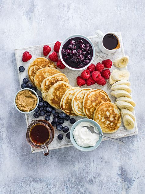 Pancake Combinations, Pancake Day Ideas, Pancakes Platter, Breakfast Pancakes Aesthetic, Pretty Pancakes, Pancakes Berries, Pancake Platter, Mixed Berry Compote, Peanut Butter Drizzle