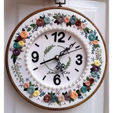 Hand Embroidery Wall Clock, Embroidery Clock Design, Clock Embroidery, Embroidery Clock, Embroidery Hoop Art Diy, Diy Crafts Love, Simple Hand Embroidery Patterns, Embroidery Hoop Wall Art, Diy Embroidery Designs