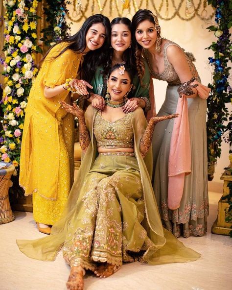 Bridesmaid Photoshoot Indian, Mehendi Photography Bridal, Mehendi Photoshoot, Mehendi Look, Gold Blouse Designs, Mehendi Photography, Bridesmaid Poses, Bride Friend, Bridesmaid Photoshoot