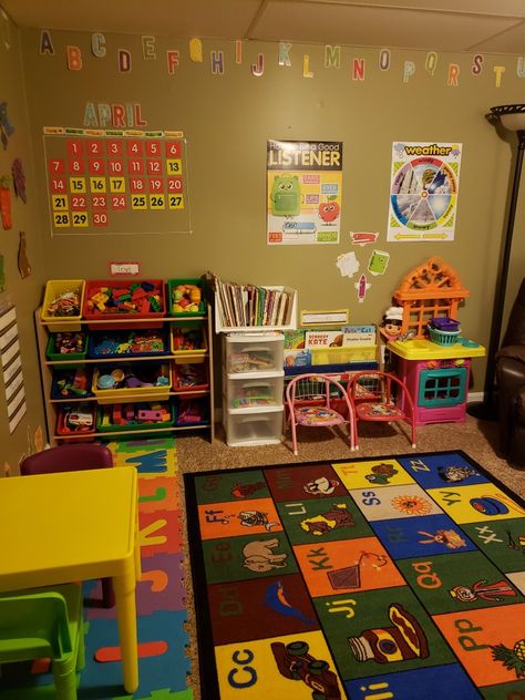 Daycare/Child Care. Decorations for daycares. Ideas for Daycares. Learning at in-home daycares. Home Daycare Decor, Home Daycare Setup, Daycare Rooms Setup, In Home Daycare Ideas, Home Daycare Rooms, Daycare Room Design, Daycare Setup, Family Daycare, Daycare Spaces