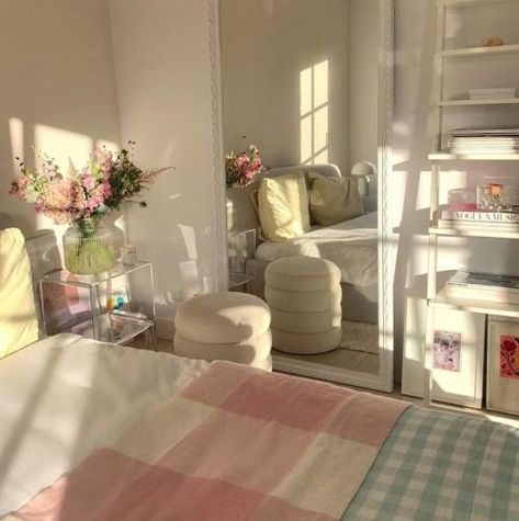 Spring Room Aesthetic, Spring Room, Flower Bedroom, Dekorasi Kamar Tidur, Pastel Room, Minimalist Room, Pretty Room, Aesthetic Rooms, Dreamy Room