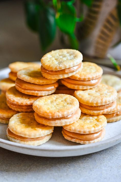 With two crisp and buttery crackers crackers and a peanut butter filling, these copycat Ritz peanut butter cracker sandwiches are addictive. Homemade Peanut Butter Crackers, Copycat Snacks, Peanut Butter Ritz Crackers, Kids Sandwiches, Homemade Ritz Crackers, Ritz Sandwiches, Cracker Sandwiches, Cheese Cracker Recipe, Kid Sandwiches