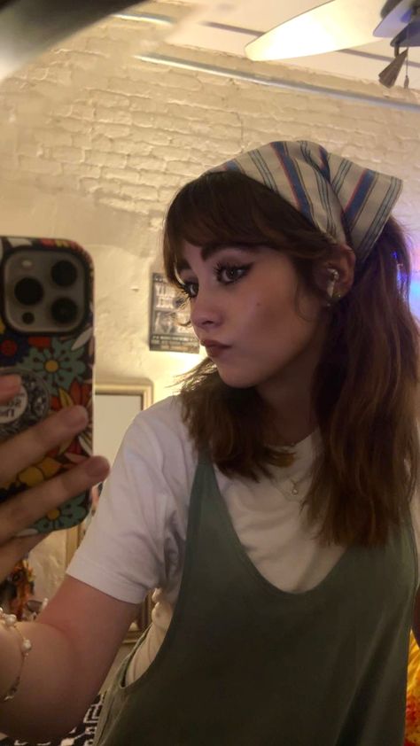 #bandana #hairstyle #bangs #mirrorselfie #mirror #layers Bandana Winter Outfit, Bandana Hairstyles With Bangs, Bandana With Bangs, Handkerchief Hairstyles, Bandana On Head, Bangs Headband, Beabadoobee Concert, Head Scarf Outfit, Bandana Hairstyle