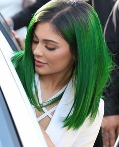 KYLIE JENNER ~~*~~ Kylie Jenner Green Hair, Kit Launch, Kylie Jenner Hair Color, Black And Green Hair, Kylie Jenner Blonde, Kylie Kardashian, Edgy Hair Color, Hair Colour For Green Eyes, Kylie Jenner Lip Kit