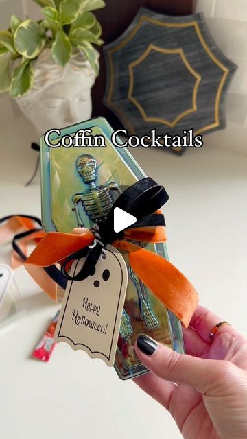 Amanda Hernandez on Instagram: "BOOze your friends with Coffin Cocktails ⚰️   If you are like me and love spooky season, AND like to BOOze your friends or neighbors… then you need to save this fun cocktail in a coffin gift idea!   I LOVE these little coffin containers from the Dollar Tree. They are perfect for gifting treats, candy, and even cocktail kits!   You can totally customize this to make up a fun cocktail kit that you know your friends would love!   I think this is such a fun take on the you’ve been boozed gift bags 👻  #cocktails #halloweencocktails #halloweendrinks #halloweentreats #giftideas #diygifts #spookyseason #cocktailrecipes #cocktailsathome #holidaydrinks #boobasket" Party Drink Container Ideas, Mini Drink Gift Ideas, Booze Gift Ideas, You've Been Boozed Ideas, Party Drink Containers, Halloween Hostess Gifts, Coffin Treats, Booze Gift, Halloween Alcohol