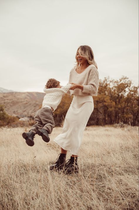 Fall Photoshoot Mommy And Me, Outdoor Family Photoshoot Outfit Ideas, Son Mother Photography, Mom And Son Photoshoot Outfits, Mom And Kid Photoshoot Ideas, Mother And Son Photoshoot Outfits, Mother And Son Outdoor Photoshoot, Photo Mother And Son, Fall Photos Mom And Son