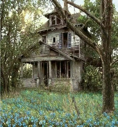 All broken down swing!!! Bebe'!!! Old broken down house!!! Old Abandoned Buildings, Creepy Houses, Old Abandoned Houses, Abandoned House, Abandoned Mansions, Old Farm Houses, Haunted Places, Old Barns, Old Farm