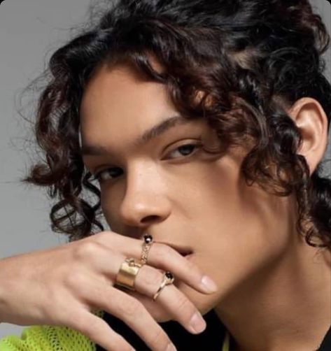 Omar Rudberg Long Hair, Omar Rudberg, Young Royals, Long Curls, Hyena, Royals, Long Hair, Jade, Long Hair Styles