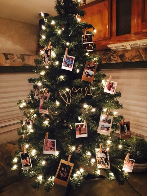 Photo Tree Christmas, Polaroid Tree Christmas, Christmas Tree With Polaroids, Pictures On Christmas Tree, Christmas Tree With Pictures On It, 4 Ft Christmas Tree Decoration Ideas, Polaroid Christmas Tree, Christmas Tree With Pictures, Christmas Tree For Apartment