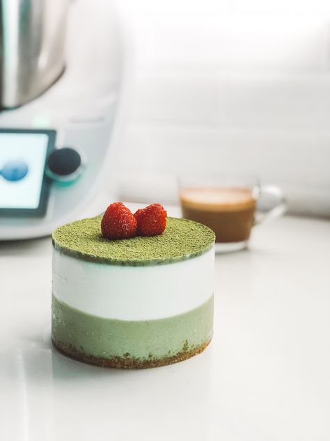 Avocado Mousse Cake, Matcha Mousse Cake, Matcha Mousse, Matcha Cheesecake, Avocado Mousse, Delicious Donuts, Mousse Cake, Work Inspiration, Photographing Food