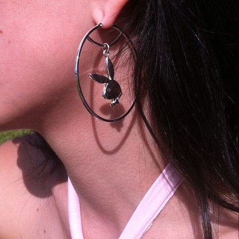 Pinterest Earrings, Hoops Aesthetic, Hoop Earrings Aesthetic, Hoop Earring Outfit, Hoop Earrings Diy, Y2k Earrings, Accessories 2020, Earrings Outfit, Rings Aesthetic