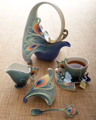 "Luminescence Peacock" Tea Set - Beautiful!  I would drink tea all the time with this beautiful set. Smart Tiles, Teapots And Cups, My Cup Of Tea, Chocolate Pots, Tea Service, Cups And Mugs, Coffee Pot, Sugar Bowl, Ceramic Art