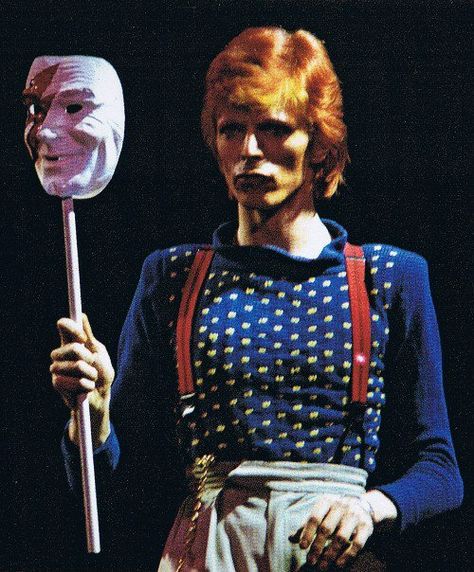 David Bowie performing during the 1974 Diamond Dogs Tour. David Bowie Diamond Dogs, David Bowie Fashion, Moonage Daydream, Diamond Dogs, Ziggy Stardust, Halloween Jack, Glam Rock, David Bowie, New Yorker