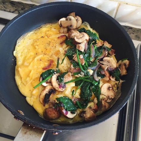 Eggs With Mushrooms Breakfast, Omelette With Mushrooms, Egg Mushroom, Spinach Omelette, Omelette Recipe Easy, Mushroom Omelette, High Fiber Breakfast, Mushroom Spinach, Omelette Recipe