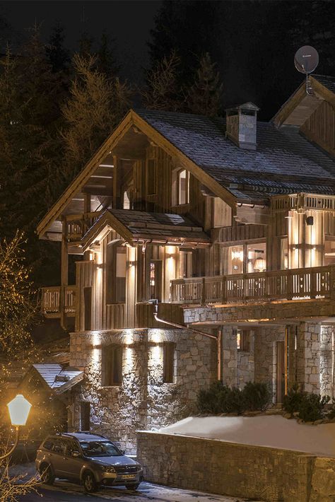 Ski Lodge House Exterior, Ski Chalet Aesthetic Interior, Rustic Family Vacation Chalet Exterior, Alpine Chalet Exterior, Modern Ski Lodge Exterior, Christmas Lodge Exterior, Swiss Ski Lodge, Ski Lodge Architecture, Luxury Ski Resort Aesthetic