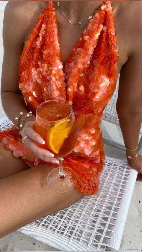 orange u glad Night Out Outfit Birthday, Ibiza Outfits Aesthetic, Vegas Outfit Ideas 21st Birthday, Summer Cocktail Outfit, Orange Outfit Summer, Cocktail Night Outfit, Ibiza Outfits Night Party, Ibiza Party Outfit, Orange Sequin Dress