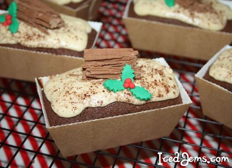 Christmas Tray Bakes, Log Cakes, Yule Log Recipe, Yule Logs, Christmas Afternoon Tea, Mini Christmas Cakes, Recipes Using Cake Mix, Baileys Recipes, Yule Log Cake