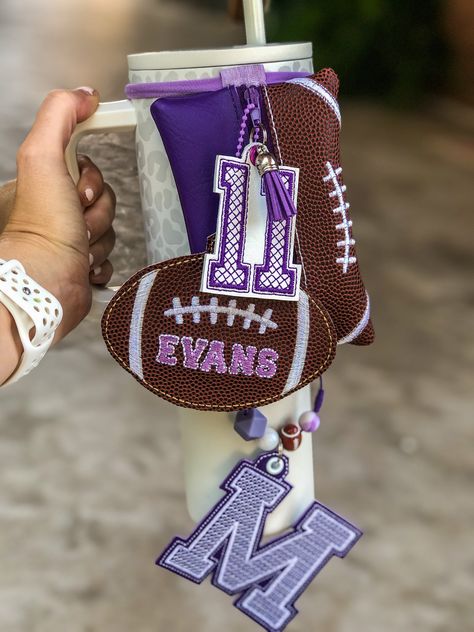 **PLEASE READ!  THIS IS A HIGH DEMAND ITEM AND HAS UP TO A 6-8 WEEK TURNAROUND AT THIS TIME** Could be less, I work orders in order they come in. If this timeline does not work for your please don't order and check back in at a later date SHOW YOUR TEAM SPIRIT! Fully customizable 🏈football🏈 themed bag for your Stanley or other travel mug!  **Price includes custom pouch with personalized football tag and custom number. Add on hanging bottom initial for $15 Choose your team colors, name, initial and number! This zipper pouch is perfect to attach to your favorite tumbler! Great way to carry your, credit cards, cash, chapstick, AirPods, keys and more with your Stanley/Yeti or any brand tumblers ((Pictured on a 40oz Simple Modern tumbler with handle)) NOTE: this listing is for the pouch with Clear Bags For Football Games, Football Homecoming Gifts For Boys, Cheer Gifts Diy, Football Goody Bags, Bag Tassel Diy, Simple Modern Tumbler, Personalized Football Gifts, Football Team Gifts, Colors Name