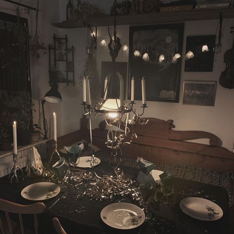 Cottagecore Interior Design, Gothic Dining Room, Gothic Home Decor Ideas, Cottage Goth, Cottagecore Interior, Gothic Interior Design, Witchy Bedroom, Goth House, Goth Houses