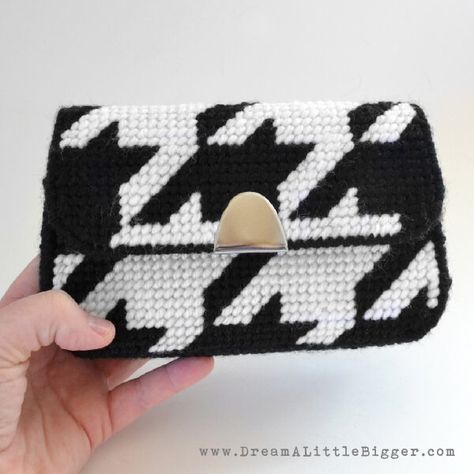 This plastic canvas clutch tutorial is easy to follow and makes a super cute bag just to your style for around SIX bucks. How cool is that? Sewing Tutorials Bags, Clutch Tutorial, Tote Bag Tutorial, Plastic Canvas Stitches, Plastic Canvas Tissue Boxes, Canvas Purse, Plastic Canvas Christmas, Diy Cross, Canvas Clutch