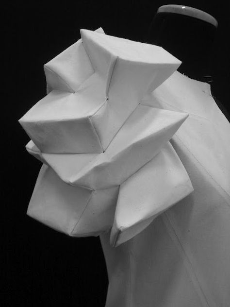 Conceptual Fashion, Shingo Sato, Draping Techniques, Travel Ootd, Origami Fashion, Sculptural Fashion, Geometric Fashion, Draping Fashion, Couture Sewing Techniques