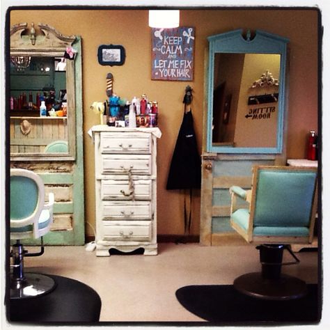 Love my Salon chairs! Bella La Vita Salon Covington,Tn. 38019 Rustic Salon, Salon Suite Ideas, Home Salon Ideas, Home Hair Salon, Shabby Chic Apartment, Shabby Chic Colors, Shabby Chic Office, Hair Salon Ideas, Salon Mirrors