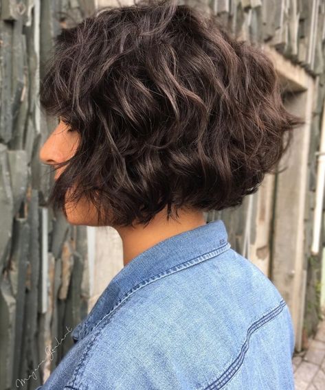 50 Haircuts for Thick Wavy Hair to Shape and Alleviate Your Beautiful Mane Thick Bob Haircut, Thick Wavy Haircuts, Hairstyles For Thick Wavy Hair, Thick Frizzy Hair, White Blonde Highlights, Roller Curls, Brunette Bob, Large Curls, Choppy Bob Haircuts