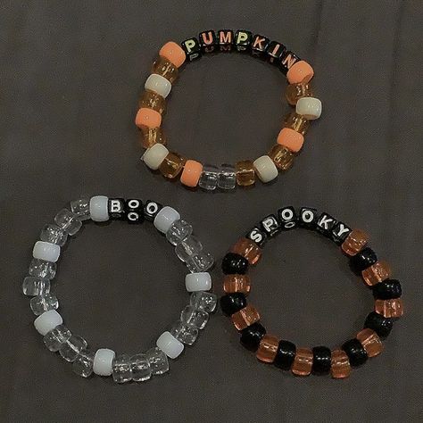 Halloween Kandi Ideas, Halloween Kandi Bracelets, Bracelet Ideas Halloween, Kandi Halloween, Halloween Beaded Bracelet, Halloween Bracelet Ideas, Kandi Diy, Halloween Kandi, Kandi Designs