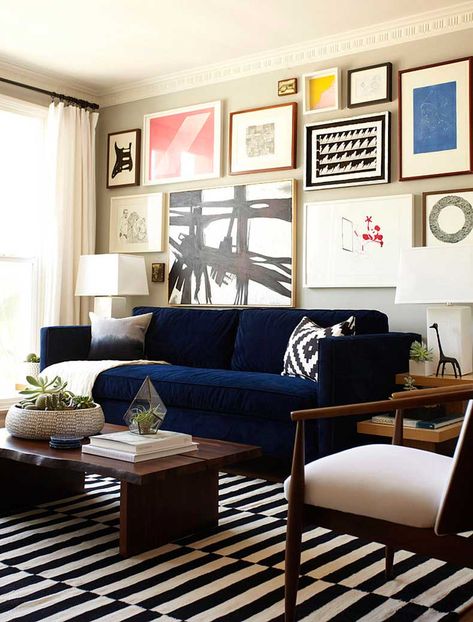 25 Stunning Living Rooms with Blue Velvet Sofas Blue Velvet Sofa, Blue Couches, Set Sofa, Eclectic Living Room, Perfect Blue, Blue Sofa, Decoration Inspiration, Design Living Room, Inspiration Wall