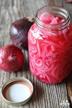 These Easy Pickled Onions don't require any cooking and are great on just about everything! Plant Recipes, Pickled Veggies, Pickled Vegetables, Pickled Red Onions, Pickled Onions, Red Onions, Party Recipes, Pickling Recipes, Fermented Foods