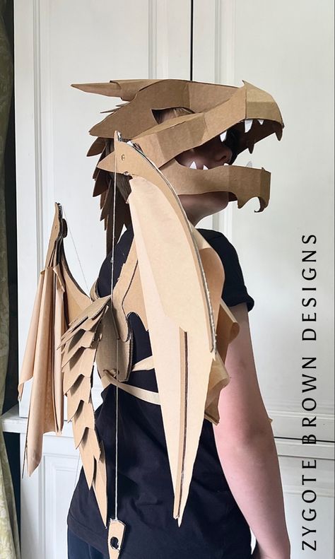 Dragon costume with wings made out of cardboard and paper Articulating Wings, Diy Dragon Costume, Cardboard Costume, Hadiah Diy, Cosplay Wings, Diy Wings, Dragon Mask, Dragon Costume, Dragon Crafts