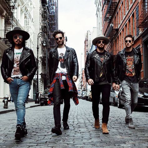 Man Rock Style, Rock And Roll Outfits Men, Rock N Roll Outfit Men, Rock Star Outfit For Men, Rock Fashion Men, Glam Rock Outfit Men, Alt Mens Fashion, Rock Outfit Men, John Varvatos Style